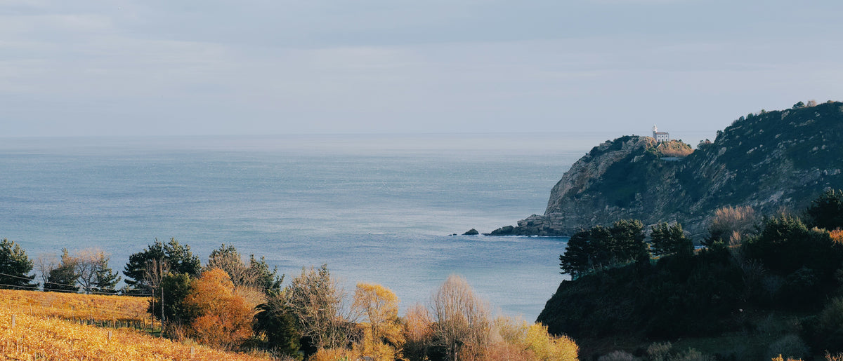 Faro de Getaria y el mar Cantábrico en una mañana de otoño