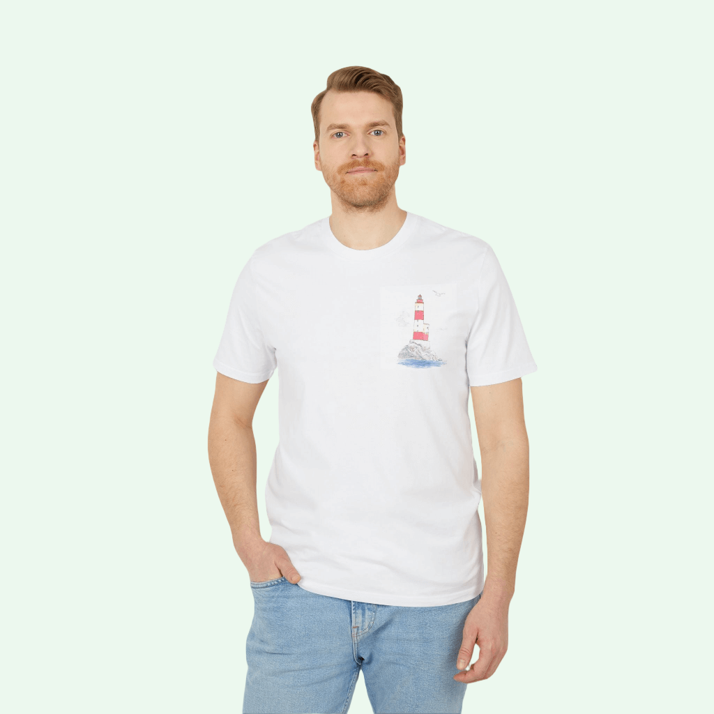 hombre vistiendo camiseta blanca de algodón orgánico con diseño de faro de la costa vasca en el delantero