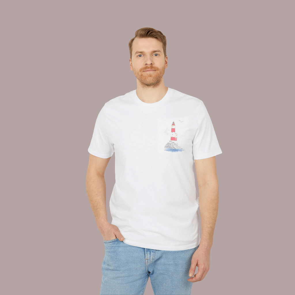 hombre vistiendo camiseta blanca de algodón orgánico con diseño de faro de la costa vasca en el delantero