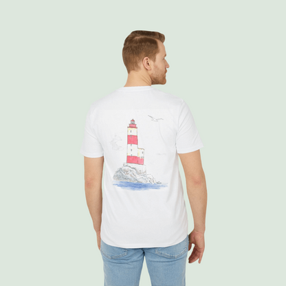 hombre vistiendo camiseta de algodón orgánico blanca con diseño trasero de faro de la costa vasca by AUNTI