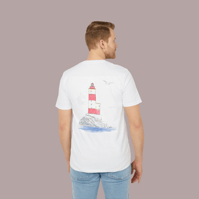 hombre vistiendo camiseta de algodón orgánico blanca con diseño trasero de faro de la costa vasca by AUNTI