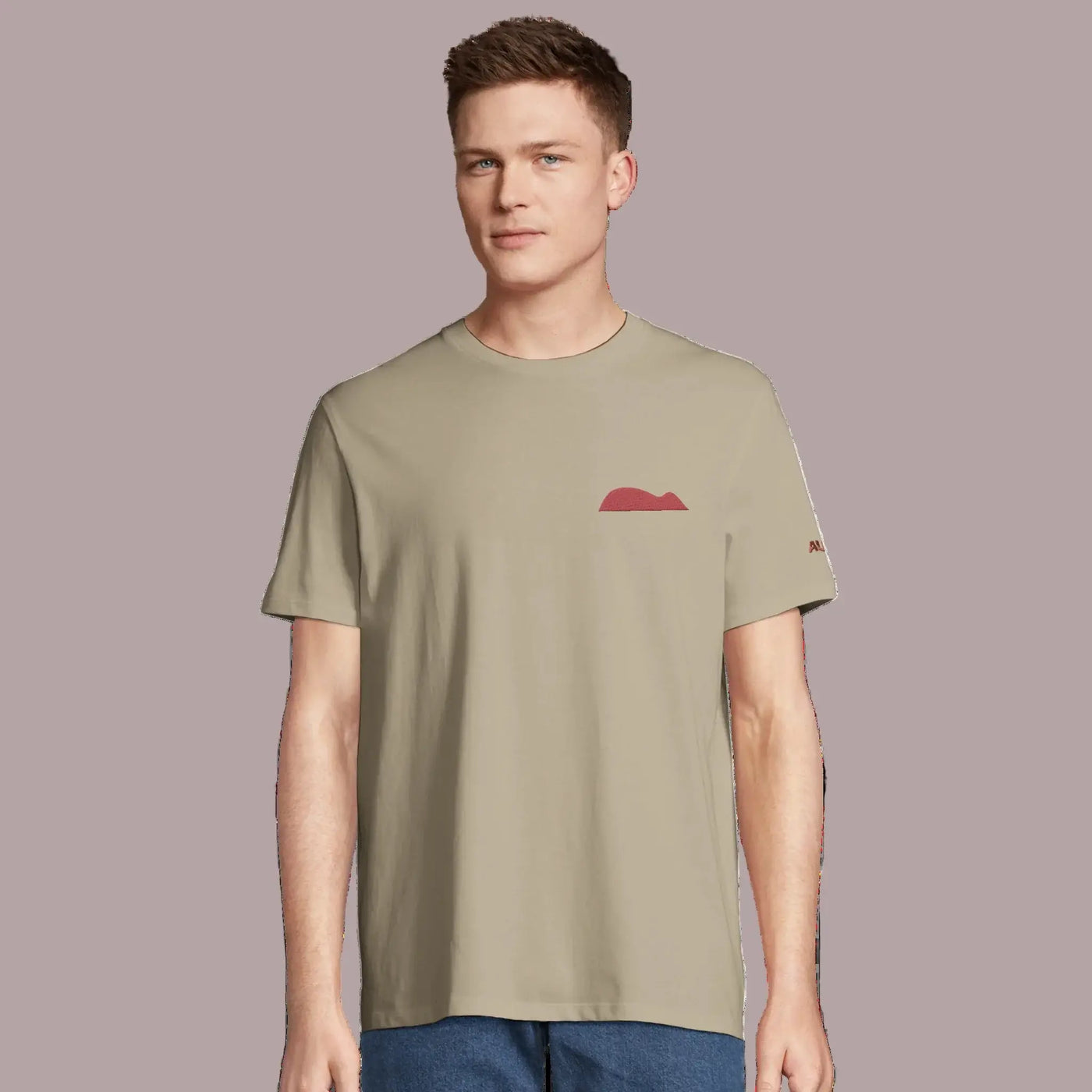 joven vistiendo camiseta de algodón organico con ratón de getaria bordado en granate by AUNTI