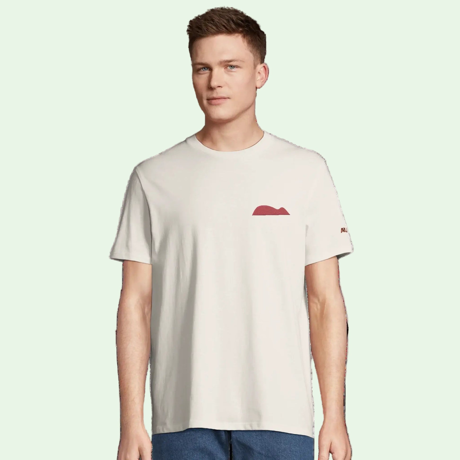 joven vistiendo camiseta eco con diseño de ratón de getaria bordado en el pecho en granate por AUNTI