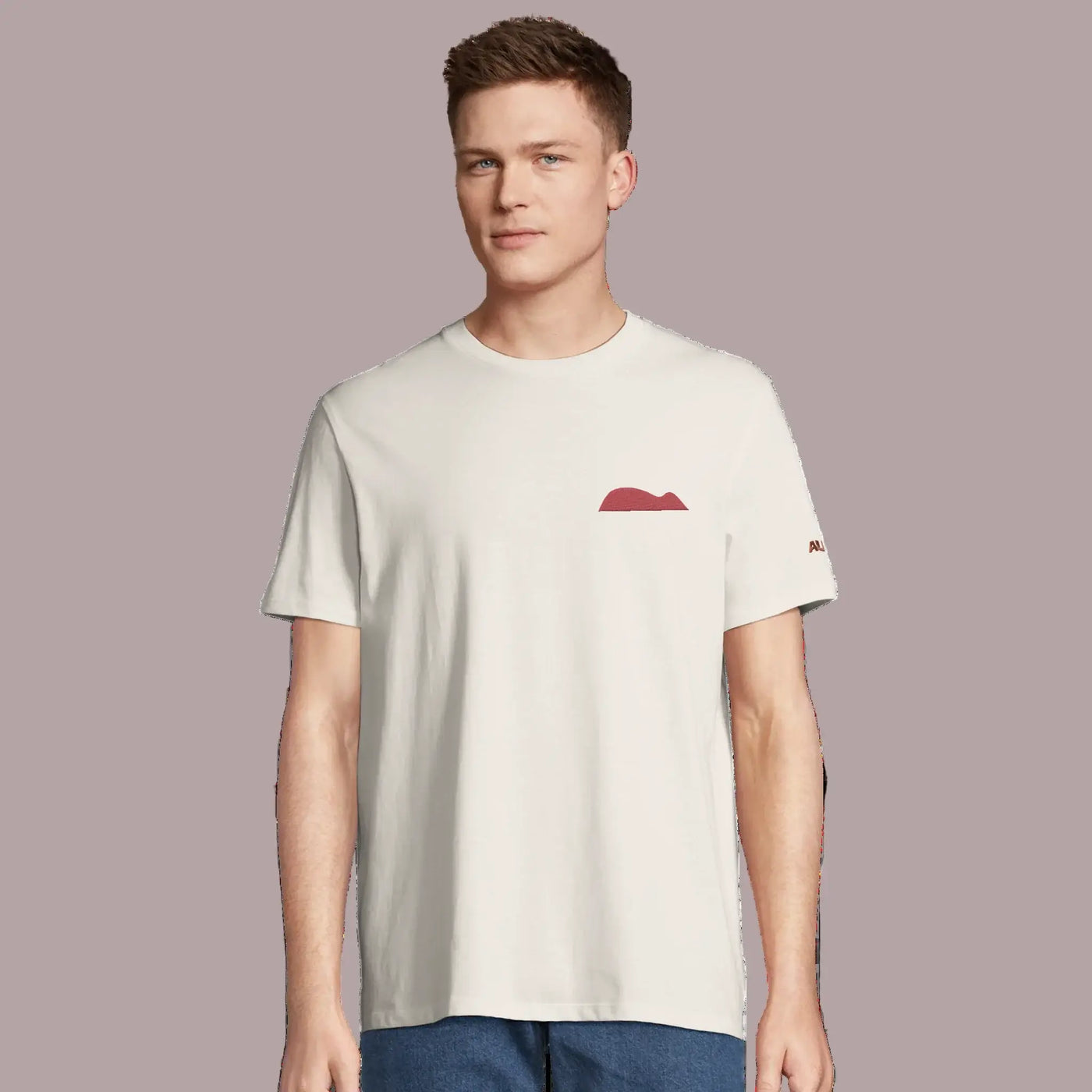 joven vistiendo camiseta eco con diseño de ratón de getaria bordado en el pecho en granate por AUNTI