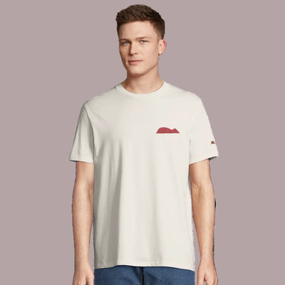 joven vistiendo camiseta eco con diseño de ratón de getaria bordado en el pecho en granate por AUNTI