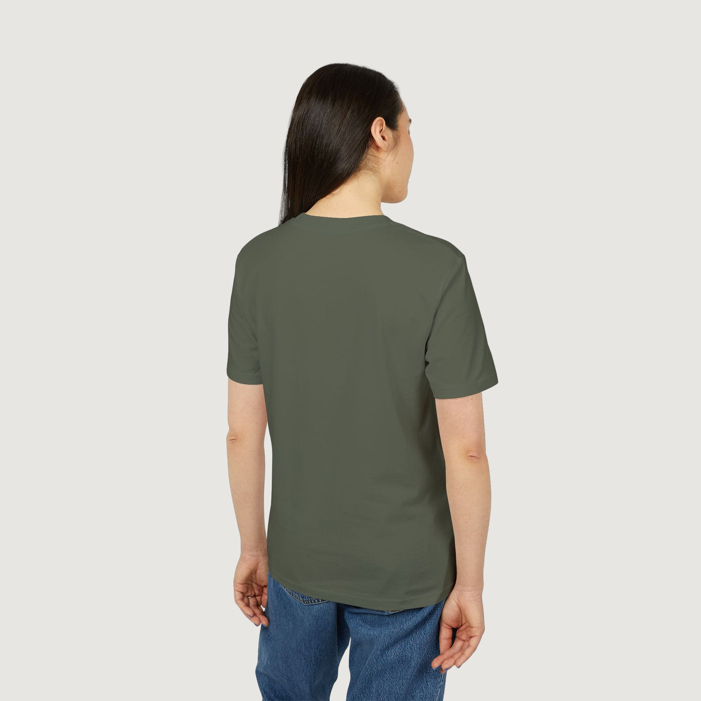mujer vistiendo camiseta ecologica verde vista por la espalda