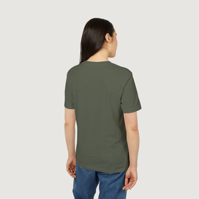 mujer vistiendo camiseta ecologica verde vista por la espalda