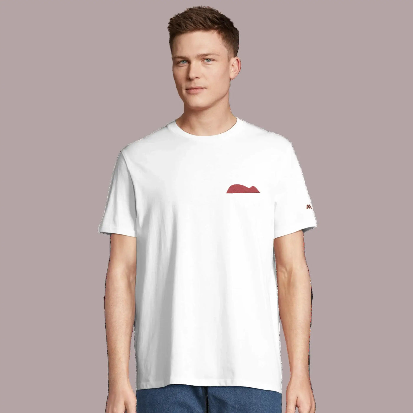 camiseta organica blanco roto con ratón de getaria bordado en el pecho en granate