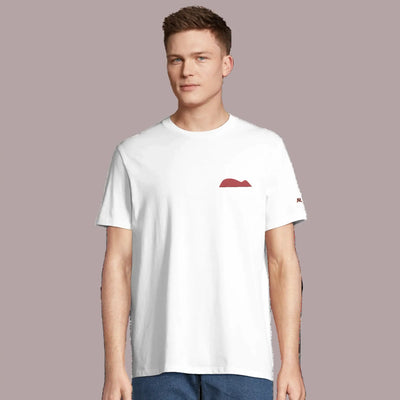 camiseta organica blanco roto con ratón de getaria bordado en el pecho en granate