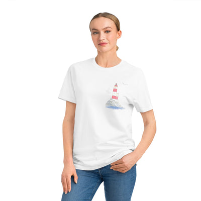 mujer vistiendo camiseta blanca con diseño de faro de la costa vasca