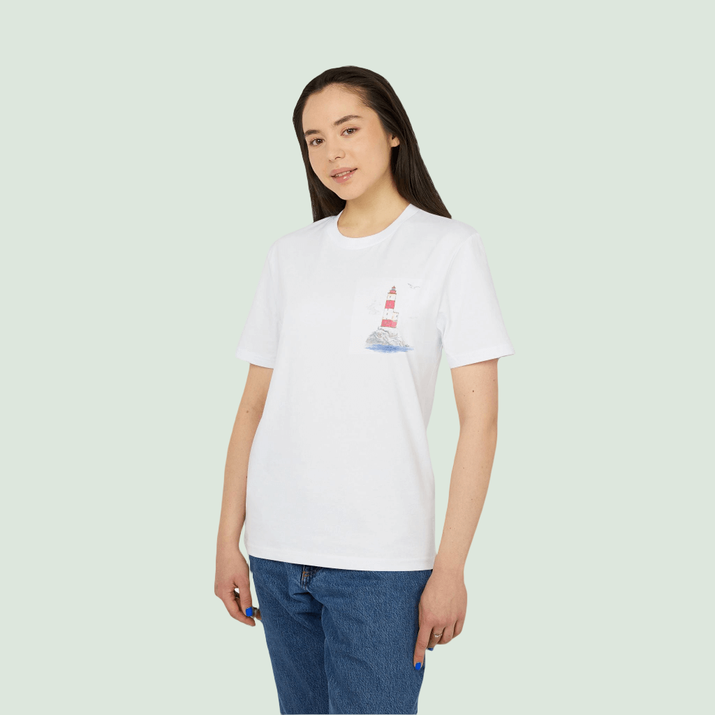 Mujer vestida con camiseta de algodón orgánico blanca con diseño de faro de la costa vasca by Aunti
