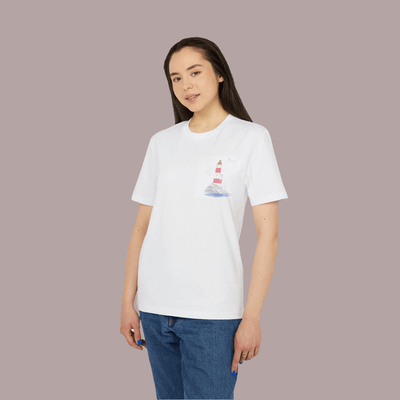 Mujer vestida con camiseta de algodón orgánico blanca con diseño de faro de la costa vasca by Aunti