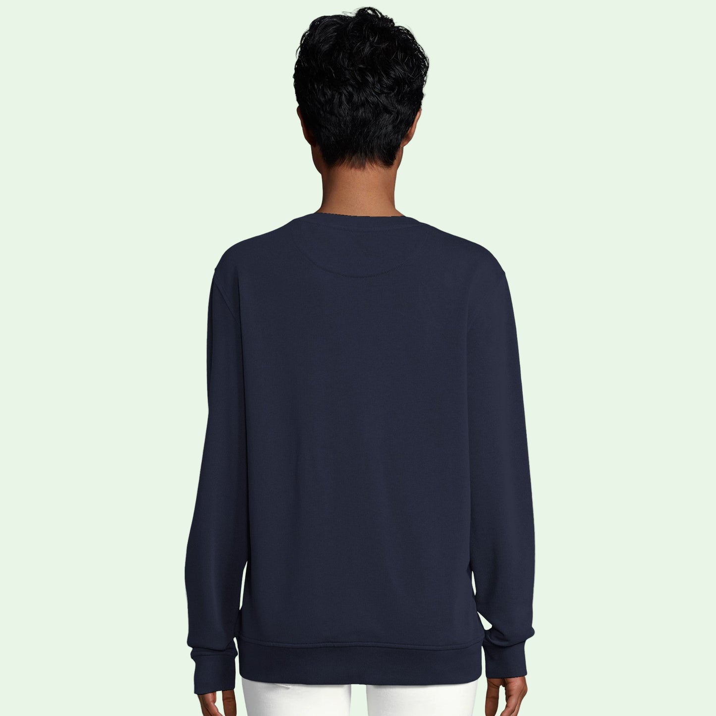 mujer vistiendo sudadera ecologica azul vista de espalda