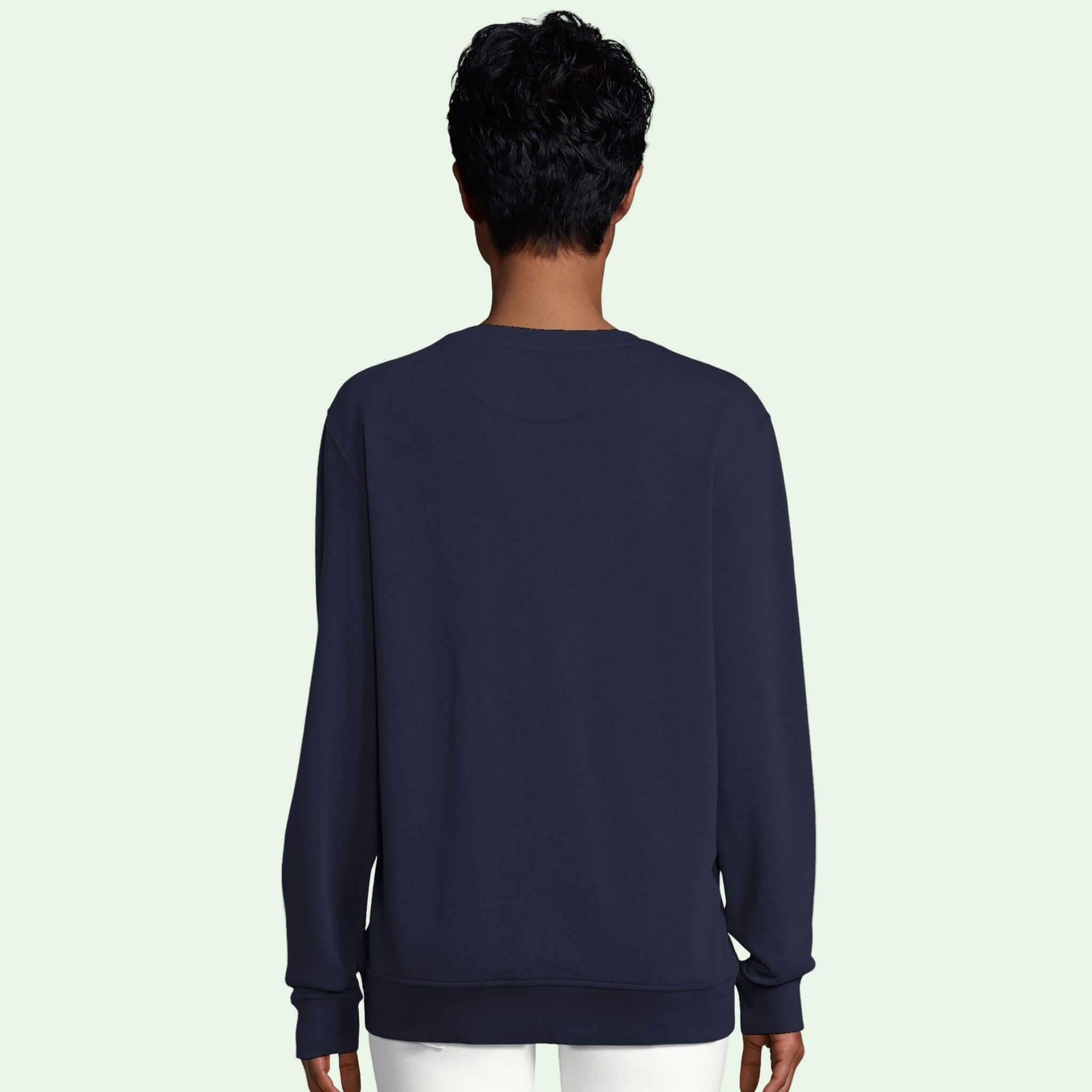 mujer vistiendo sudadera ecologica azul vista de espalda