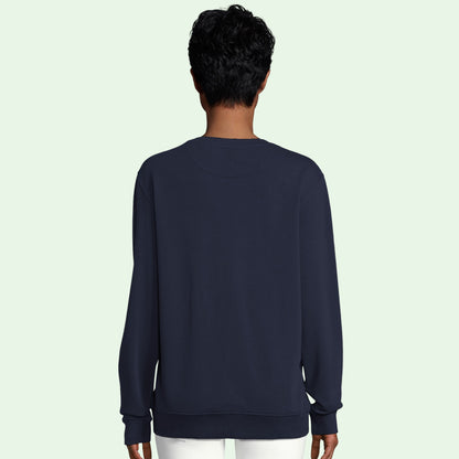 mujer vistiendo sudadera ecologica azul vista de espalda