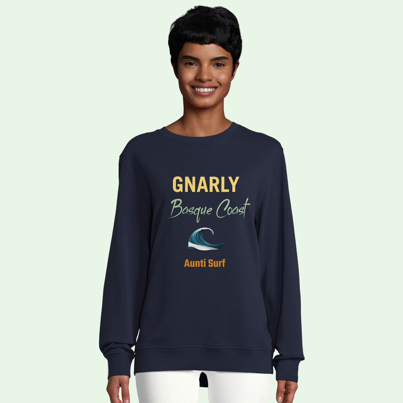 Mujer vistiendo una sudadera ecologica azul marino con diseño frontal de surf  de Aunti 