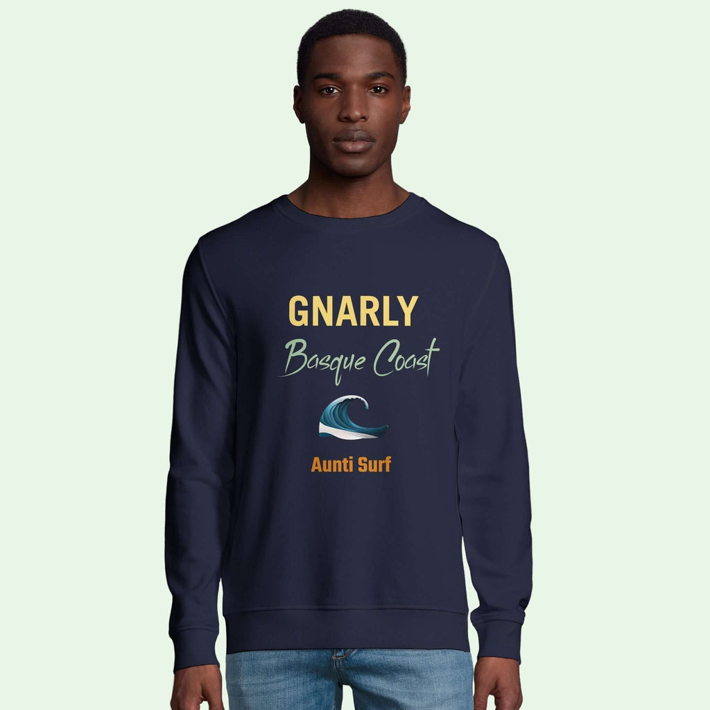 hombre vistiendo sudadera azul marina con cuello redondo con diseño frontal de Aunti surf