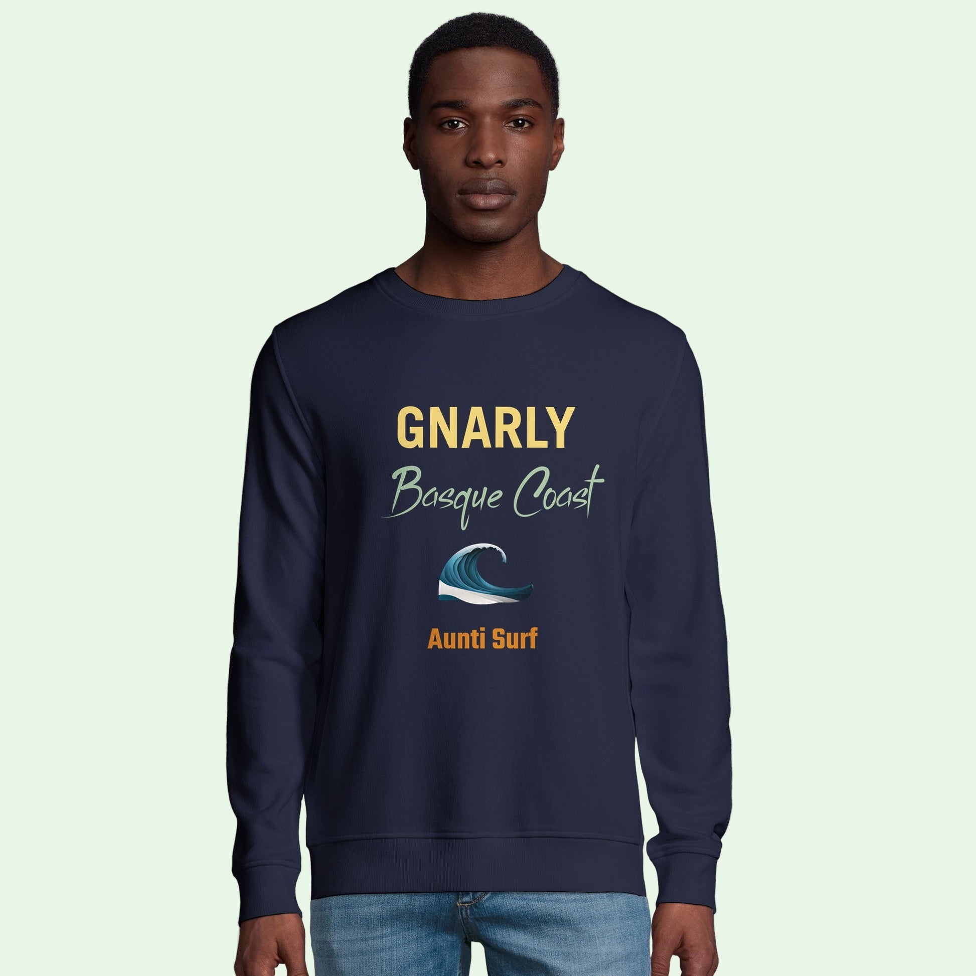 hombre vistiendo sudadera azul marina con cuello redondo con diseño frontal de Aunti surf