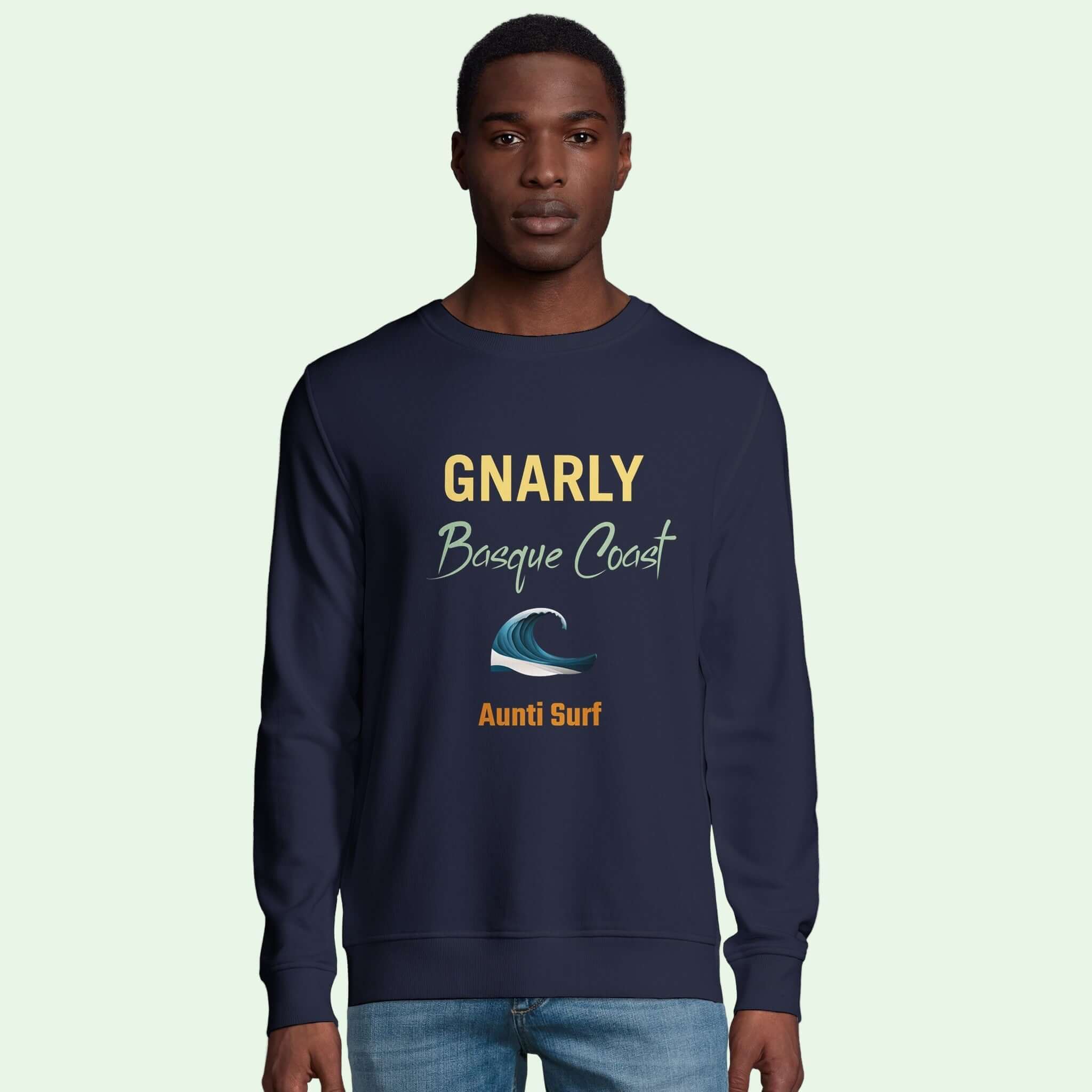 hombre vistiendo sudadera azul marina con cuello redondo con diseño frontal de Aunti surf