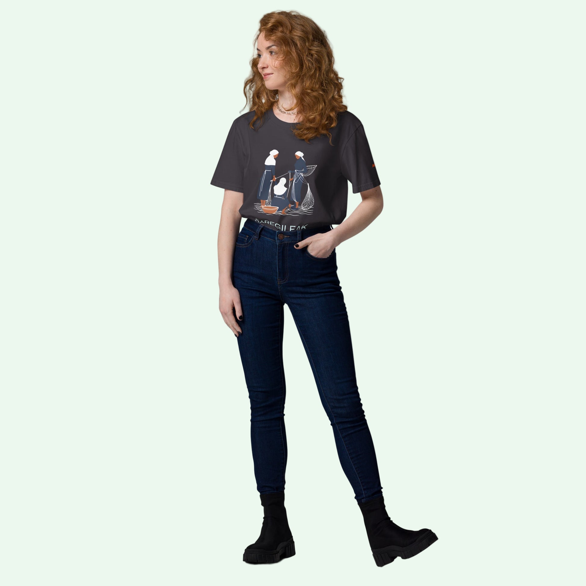 woman  wearing an unisex organic cotton t-shirt anthracite front saregileak design by Aunti