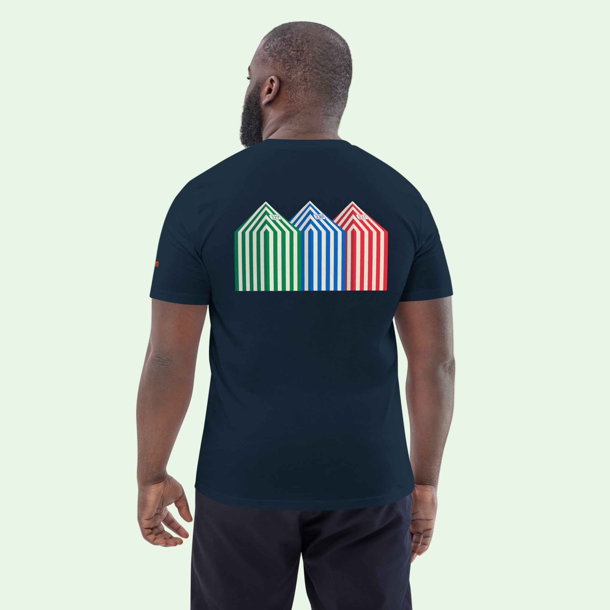 hombre vistiendo Camiseta eco  diseño  trasero toldos Zarautz