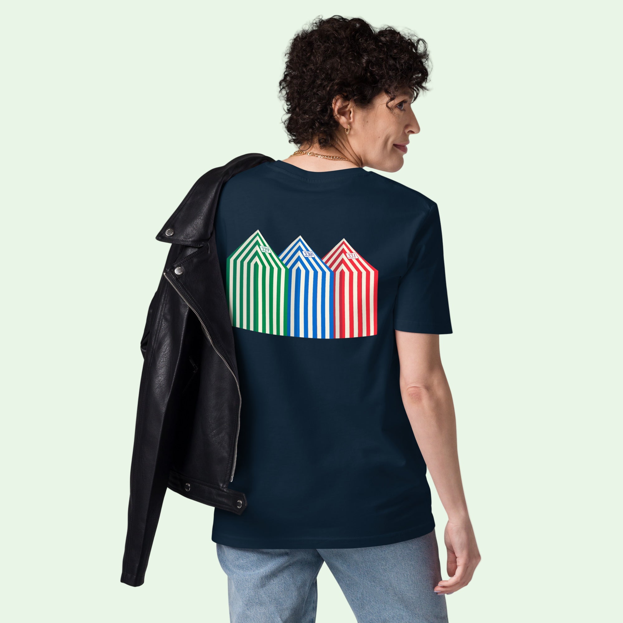 Camiseta ecológica azul marina con diseño de los Toldos de la playa de Zarautz. Moda sostenible Vasca. Aunti