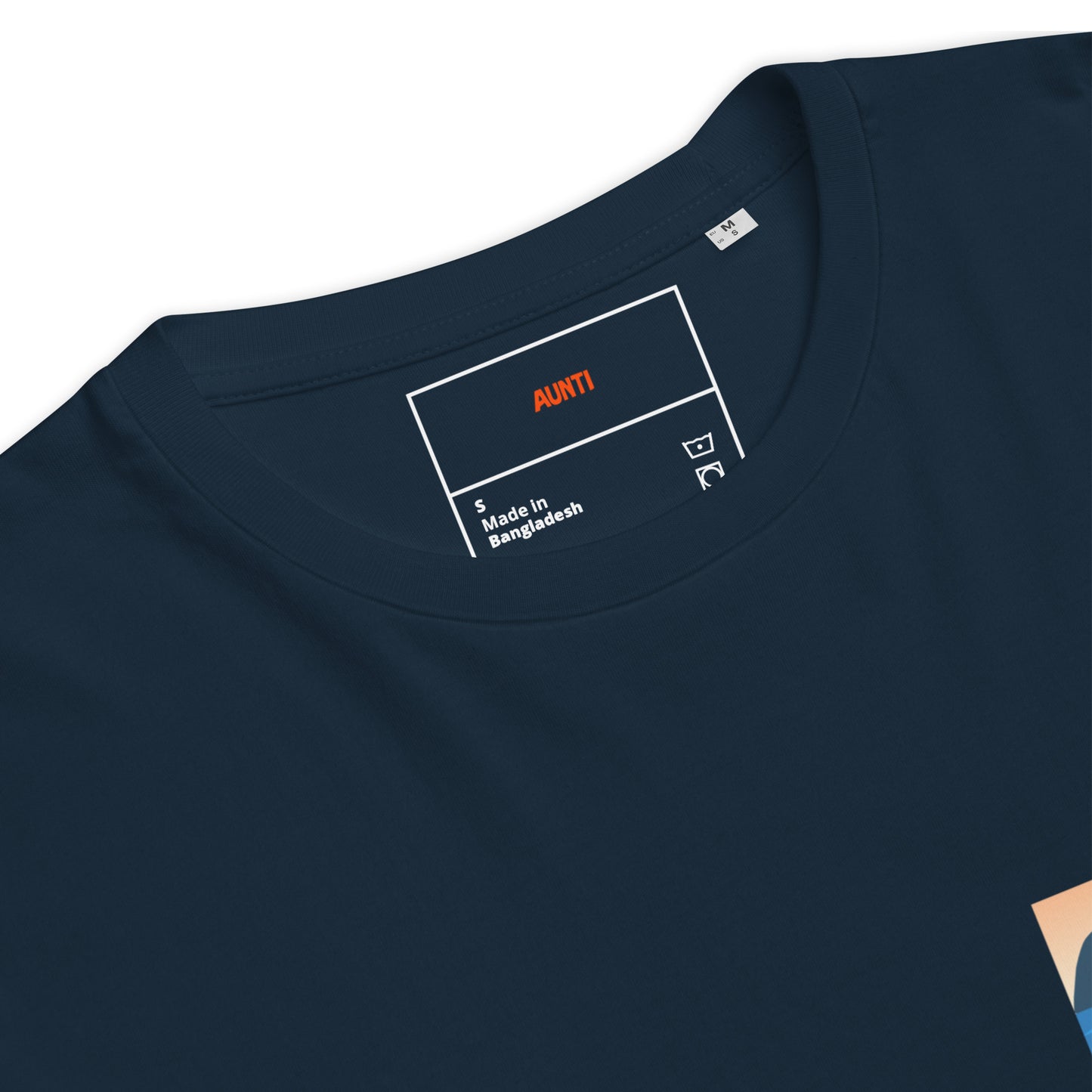 Détail du col du T-shirt Bio Unisexe Raton de Getaria, étiquette avec taille S, Made in Bangladesh.